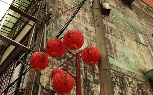 上海旧居邮票,诗人用邮票、船票、坟墓、海峡把抽象乡愁具体化